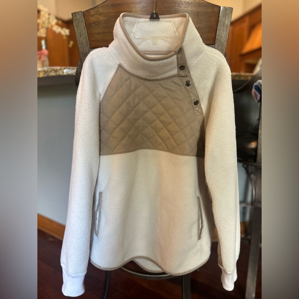 SOLD ON XPOSTAbercrombie & Fitch Cream & Tan Quilted Pullover. Small. EUC. - Picture 1 of 16